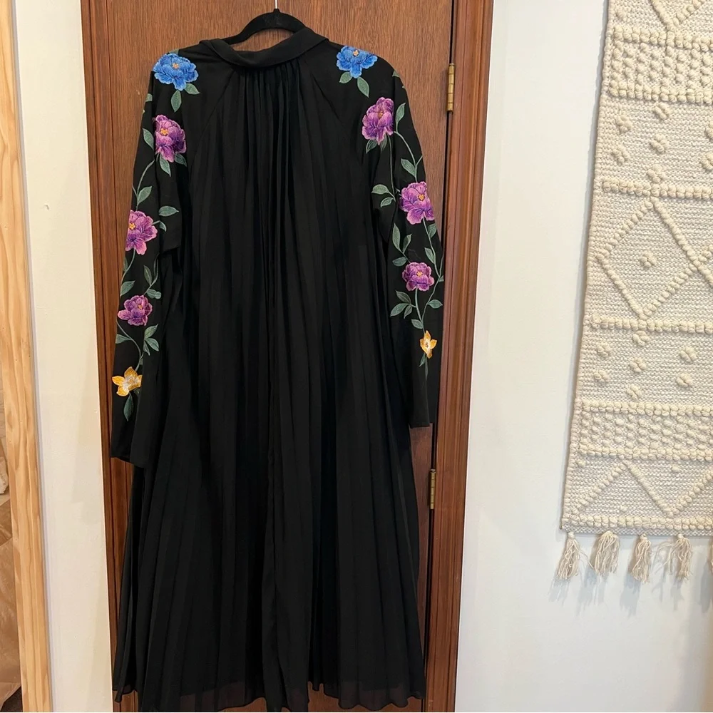 ASOS DESIGN Tall pleated midi shirt dress with embroidered sleeves in black - Picture 4 of 7